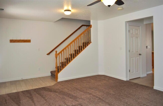 Building Photo - Cute Hidden Valley Townhome!