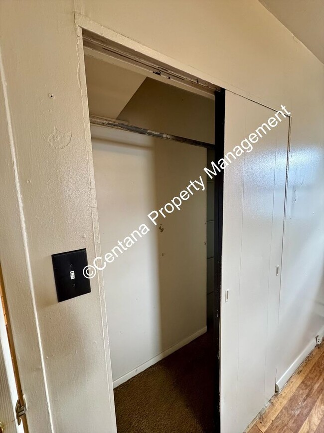 Building Photo - Pet friendly 2 bedroom house with a large lawn!