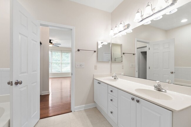 Building Photo - Lovely 3 bedroom townhome in fantastic Ral...