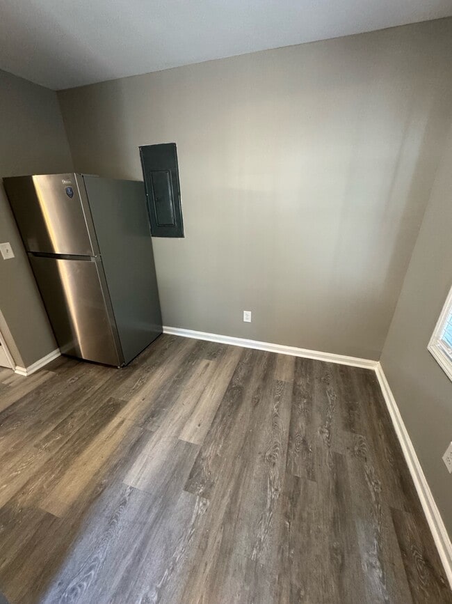 Building Photo - 127 Aqua Ct