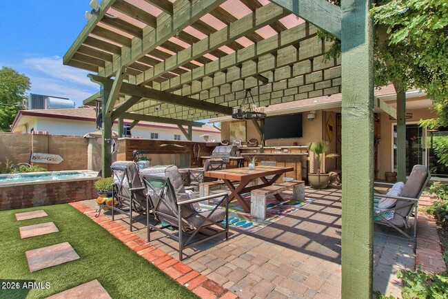 Building Photo - 6621 E 4th St