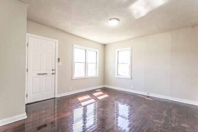 Building Photo - Adorable 2 Bedroom 1 Bath - 2 Stall Detach...