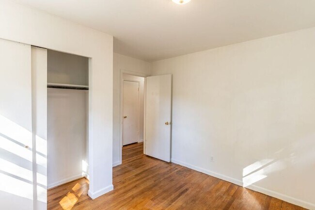 Building Photo - 104 Stratford Ct