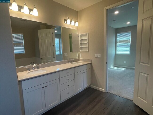 Building Photo - 777 Country Club Dr