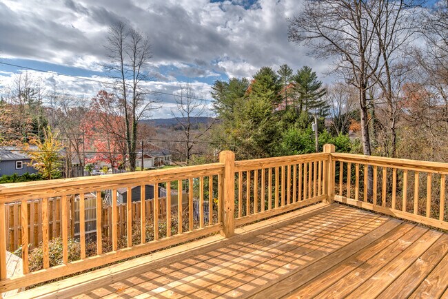 Upper Level Deck off Kitchen - 216 Windsor Ct