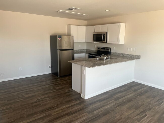 Building Photo - 2 weeks free rent with approved applicatio...