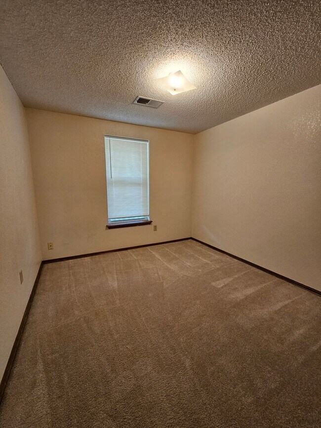 Building Photo - 2116 Westmore Dr