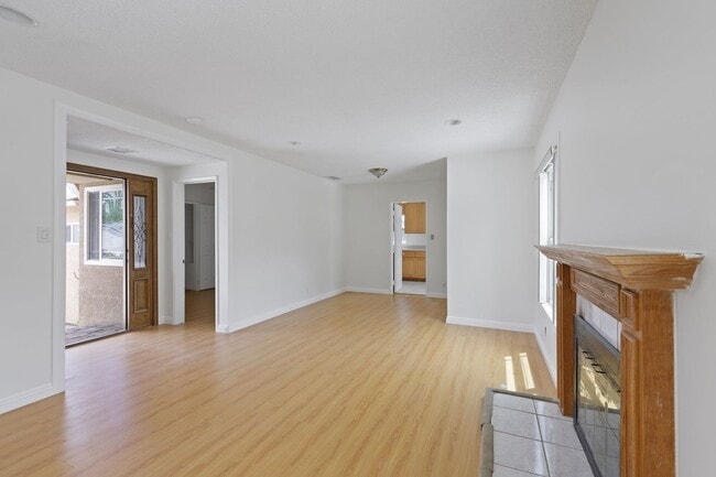 Building Photo - Charming 3 Bedroom / 1.5 Bathroom Home in ...