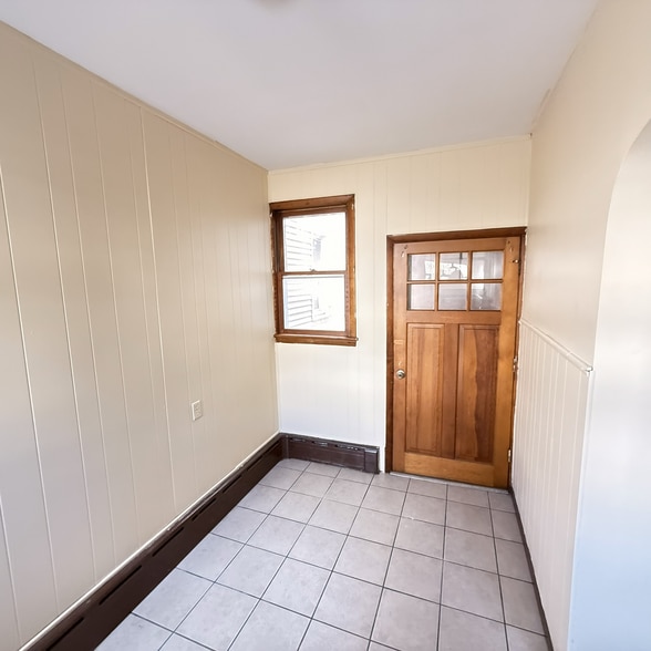 Building Photo - 713 S Front St