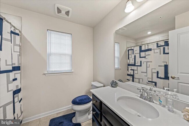Building Photo - 9437 Rolling Green Dr