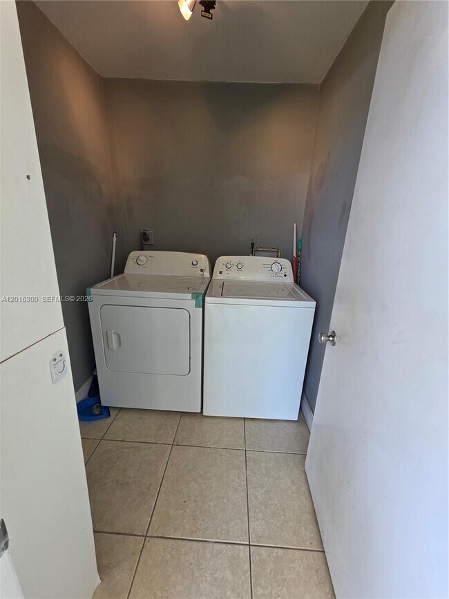 Building Photo - 10765 SW 108th Ave