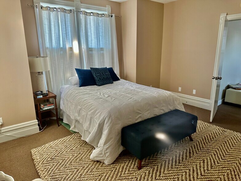 Building Photo - 3208 Logan Ave N