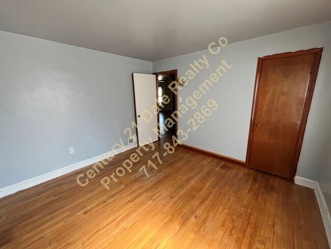 Building Photo - Lovely 3 Bedroom 1 bath all One Level Home...