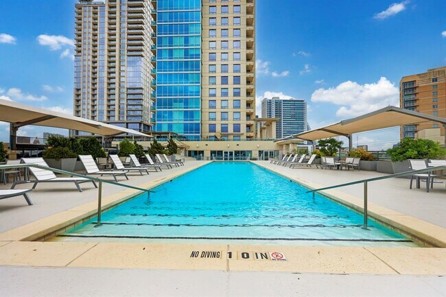 Building Photo - 300 Bowie St