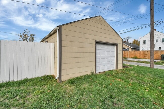 Building Photo - 626 E Jenkins Ave