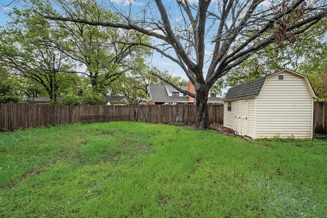 Building Photo - **Modern Elegance Meets Prime Location in Farmers Branch**