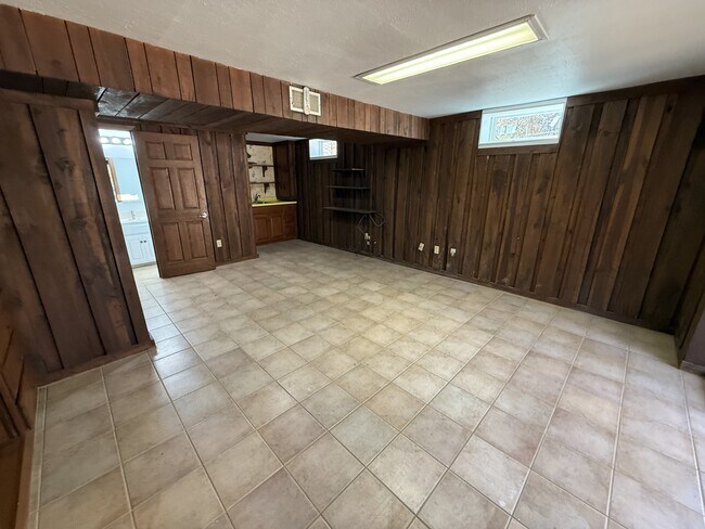 Building Photo - 565 Paris St