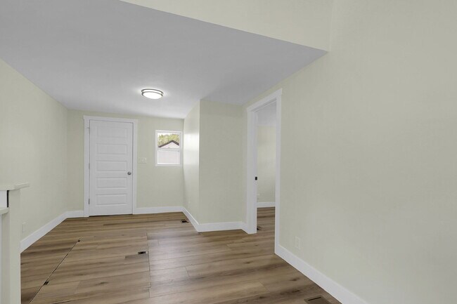Building Photo - $2,295 - 2 Bed, 1 Bath Newly Renovated Hom...