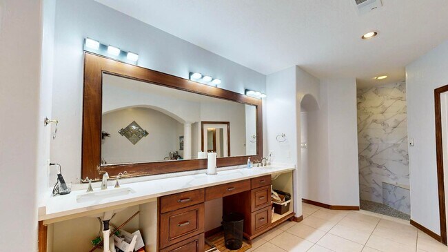 Building Photo - Move in Special Luxury 4 bedroom 4.5 bathr...