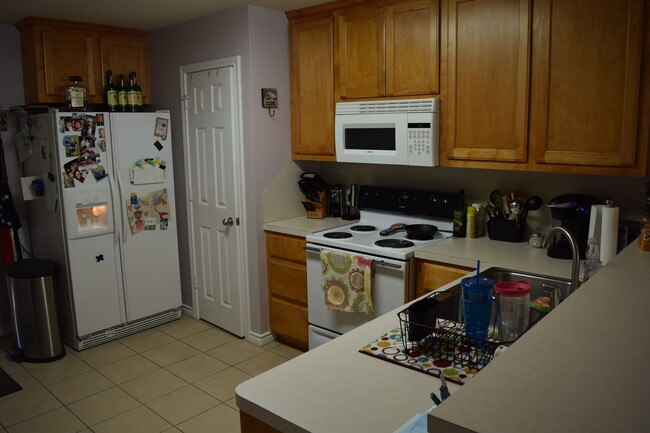 Building Photo - AUG PRE-LEASE! 3 Bed/3 Bath Duplex with Hu...