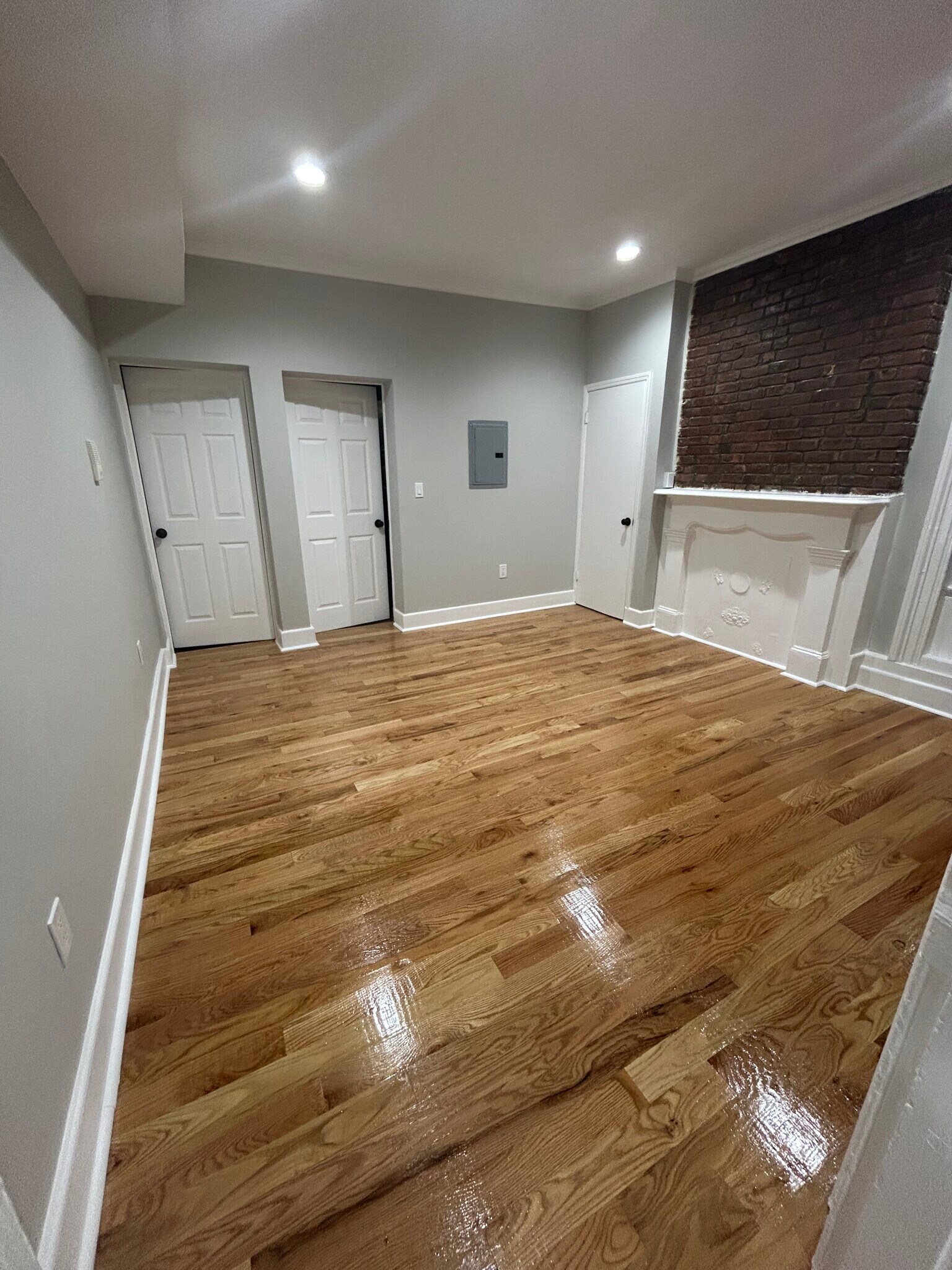 Spacious living room - 8 Elm St