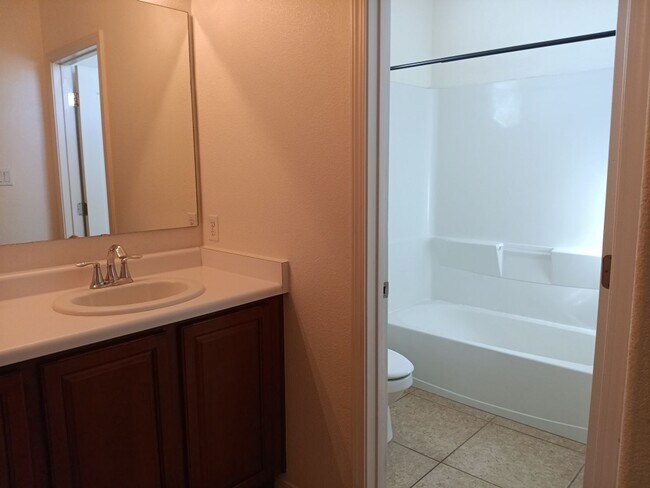 Building Photo - Beautiful 3 bedroom 3 bathroom home! Showi...