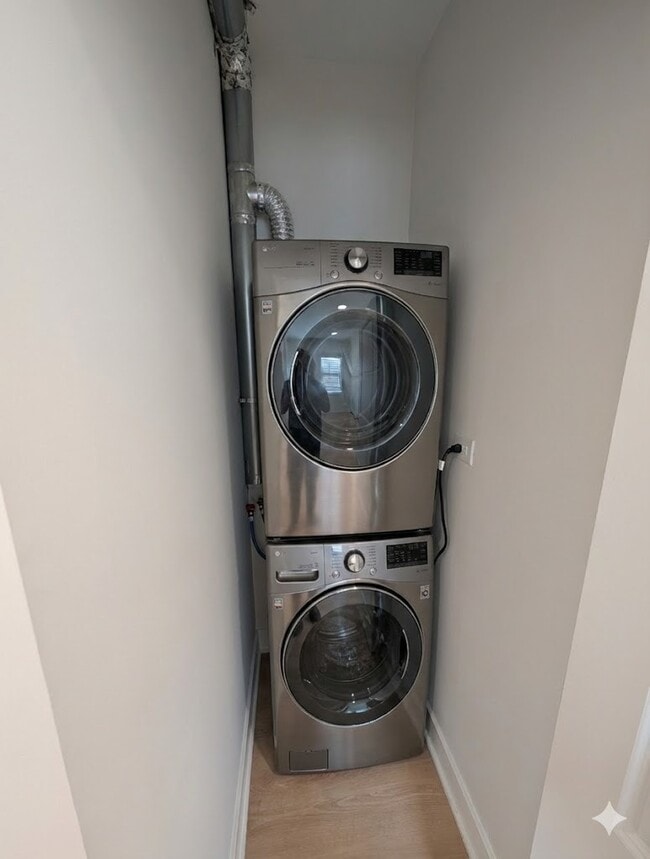 Building Photo - 916 N Noble St