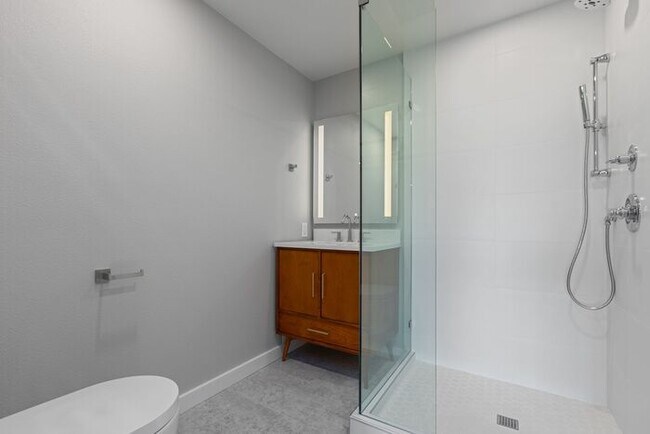 Building Photo - Large Freshly Remodeled and AIR CONDITIONE...
