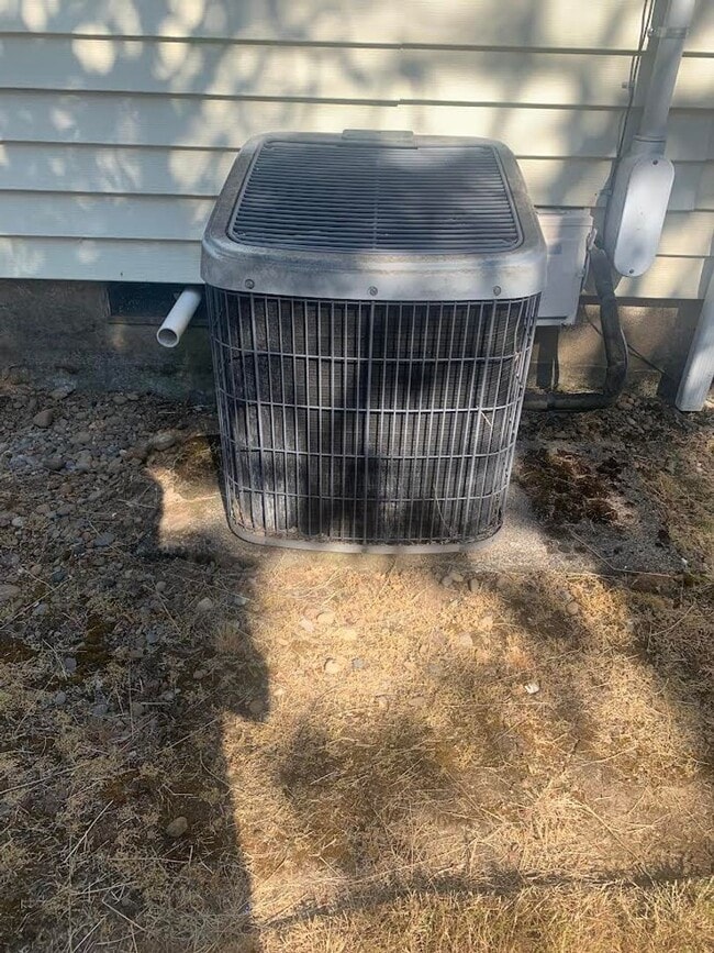 Building Photo - Colonial Style Home on Park-Like Grounds