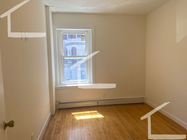 Building Photo - 8/1 Sunny, spacious 2BR right on Green Line!