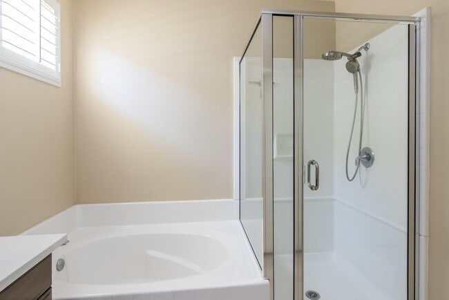 Building Photo - Updated 4-Bedroom Townhouse in Prime Porte...