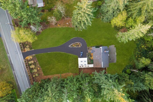 Building Photo - Redmond 4BD / 3BA Home with Central A/C on 3 Acres – Available Now