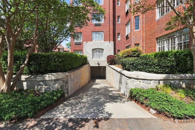 Building Photo - Absolutely stunning penthouse level unit in the historic Poplar building in Charlotte's tree line...