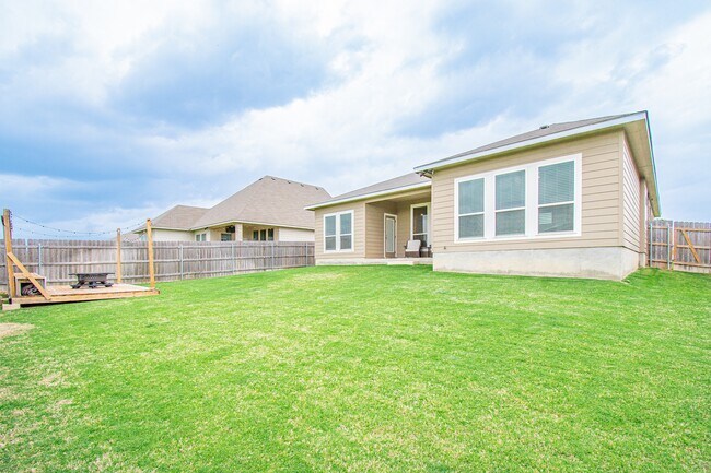Building Photo - 10207 Six Shooter Ln