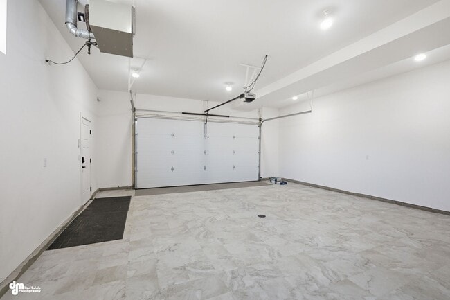 Building Photo - 4 Bedroom | 2.5 Bathroom | 2 Car Garage - Convenient Location!