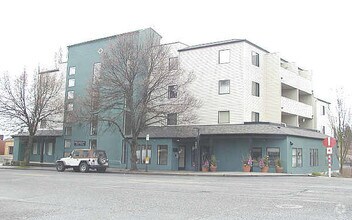Building Photo - Maple Leaf Villa