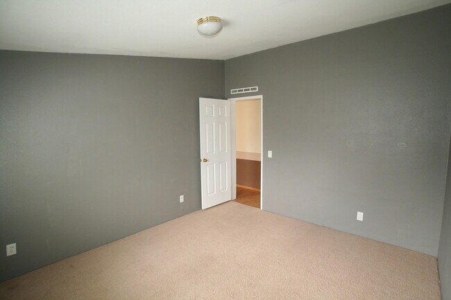 Building Photo - 3 bed 2 bath home with fireplace