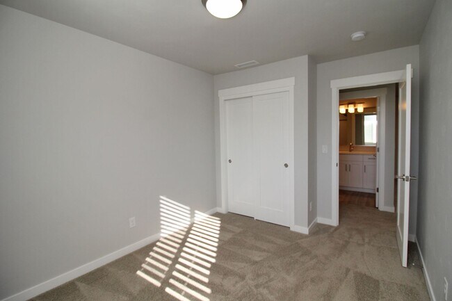 Building Photo - Impeccable 3 Bed/2.5 Bath Townhome located...