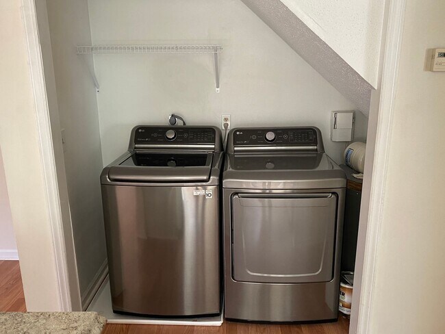 Building Photo - Student Friendly Home 208 Hillsdale Drive