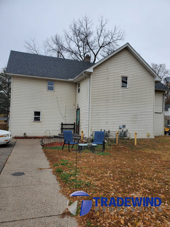 Primary Photo - 8330 Cedar St
