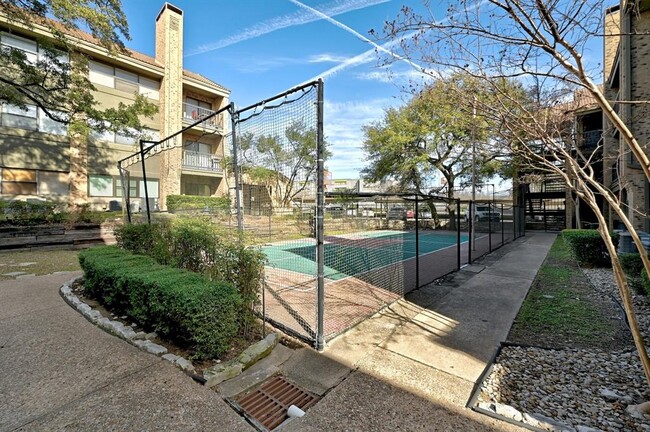 Building Photo - 8888 Tallwood Dr