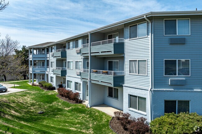 Building Photo - Holiday Illahee Hills