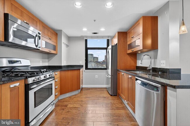 Building Photo - 2451 Midtown Ave