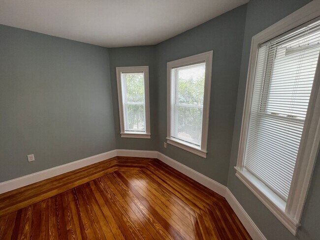 Building Photo - Renovated 4 bed 2 baths in Somerville.... Don't miss out!