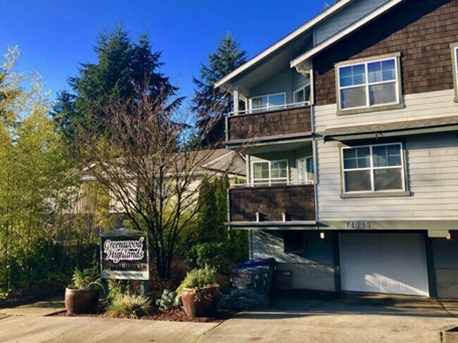 Building Photo - Vaulted Ceilings, Fireplace, LVP Flooring,...