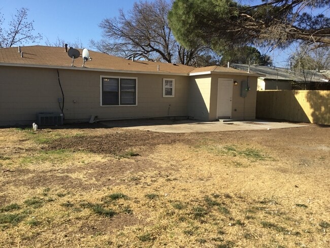 Building Photo - COLLEGE PROPERTY---PRE-LEASING FOR AUGUST! Amazing Updates! 3 bedroom 2 bath