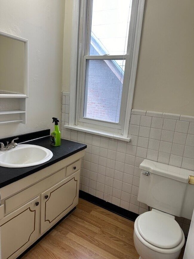 Building Photo - 204 Kelker St