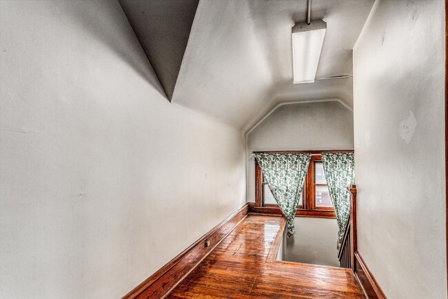 Building Photo - 912 E 31st St