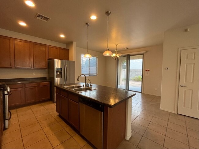 Building Photo - 4 Bedroom Home with Loft in Stonefield Com...