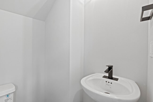 Building Photo - 1026-KE1026 Sassafras St